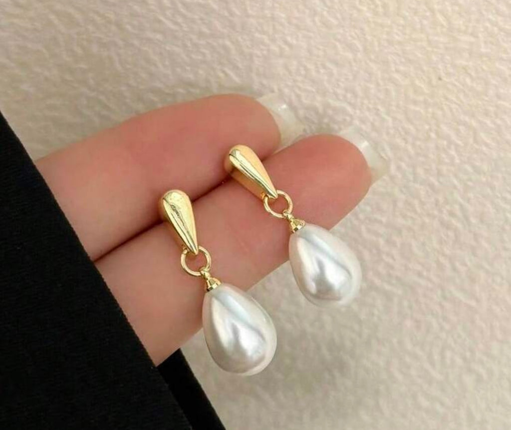 Elegant pearl dangles