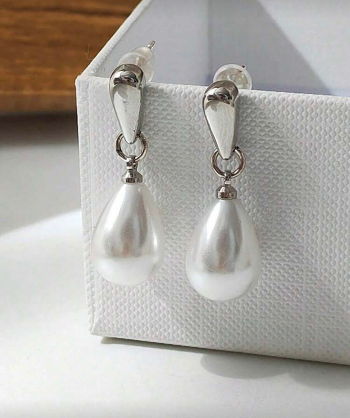 Elegant pearl dangles